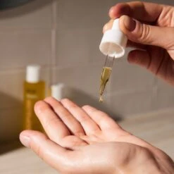 All-in-One Super Nutrient Huile Visage -OH MY CREAM! 20230614MRKTB GOOPBEAUTY LIFESTYLE SHOT 04 FACEOIL 975 2000x2000px