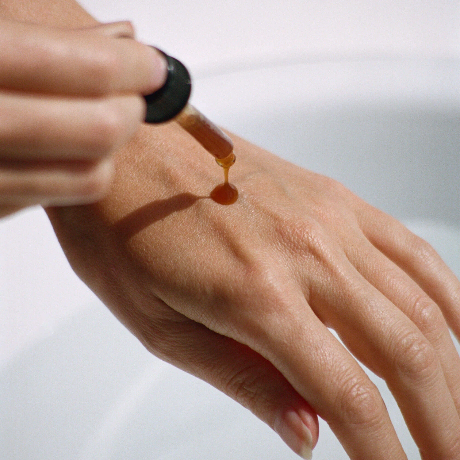 L:A Bruket Rejuvenating Hand Sérum Régénérant Mains 273 2 L:A Bruket Rejuvenating Hand Sérum Régénérant Mains 273 – Image 2