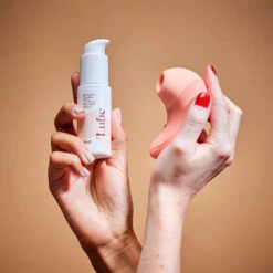 Ona Sextoy Stimulateur Clitoridien 10 Ona Sextoy Stimulateur Clitoridien -OH MY CREAM! 202404 Bouche Bee Ona Lube Nature Morte