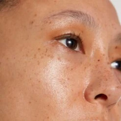 Dr. Barbara Sturm Glow Cream Crème Hydratante Éclat 8 Dr. Barbara Sturm Glow Cream Crème Hydratante Éclat -OH MY CREAM! 202405 DRBARBARASTURM GLOWCREAM MANNEQUIN2carre