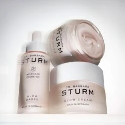 Dr. Barbara Sturm Glow Cream Crème Hydratante Éclat 9 Dr. Barbara Sturm Glow Cream Crème Hydratante Éclat -OH MY CREAM! 202405 DRBARBARASTURM GLOWCREAM NATUREMORTE2carre