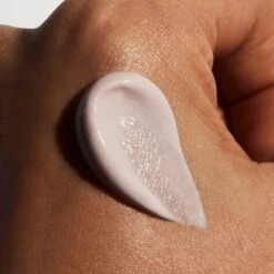 Dr. Barbara Sturm Glow Cream Crème Hydratante Éclat 7 Dr. Barbara Sturm Glow Cream Crème Hydratante Éclat -OH MY CREAM! 202405 DRBARBARASTURM GLOWCREAM TEXTUREcarre