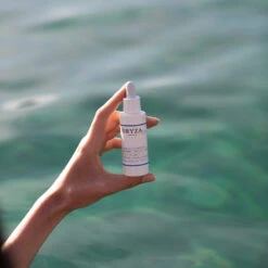 Sérum Fondamental Hydratant 6 Sérum Fondamental Hydratant -OH MY CREAM! 202405 SERUMFONDAMENTAL ORYZALAB DISCOVERYGOODIEBAG VISUELMANNEQUIN5carre