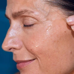 Sun Face Oil Huile Solaire SPF25 -OH MY CREAM! 202405 SUNFACEOILSPF25 RUDOLPH CARE ROSA APRIL 2024437275 MANNEQUIN8carre