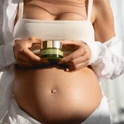 Superkind Calming Cream Crème Hydratante Apaisante -OH MY CREAM! 202405 SuperCalmingCreme TataHarper VisuelMannequin2carre