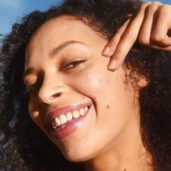 British Summer Time Glow Écran Solaire Éclat SPF30 11 British Summer Time Glow Écran Solaire Éclat SPF30 -OH MY CREAM! 202406 PAISKINCARE BRITISHSUMMERTIMEGLOW IGFEED mannequin carre