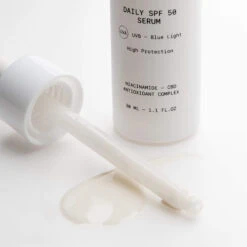 Daily SPF50 Sérum Solaire 6 Daily SPF50 Sérum Solaire -OH MY CREAM! 202406 QUINQUE DAILYSPF50 NATUREMORTE TEXTUREcarre