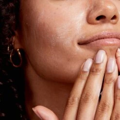 The Anthemis Crème Hydratante Apaisante 5 The Anthemis Crème Hydratante Apaisante -OH MY CREAM! 202407 PAI SKINCARE THE ANTHEMIS SOOTHING MOISTURISER MANNEQUIN