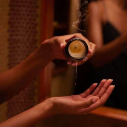 Burn Bougie De Massage -OH MY CREAM! 202408 Maude Burn Candle Lifestyle 2 carre