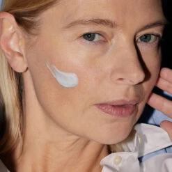 Renewing Night Serum Sérum Nuit Rénovateur -OH MY CREAM! 202410 ULE RENEWING NIGHT SERUM MANNEQUIN 3