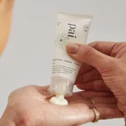 British Summer Time Crème Solaire Peaux Sensibles SPF30 -OH MY CREAM! 202411 PAISKINCARE BRITISHSUMMERTIME Mannequin formatcarre