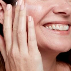 Salvation Jane Crème Hydratante Riche Aux Omégas 6 Salvation Jane Crème Hydratante Riche Aux Omégas -OH MY CREAM! 202411 PAISKINCARE SALVATIONJANE mannequin formatcarre