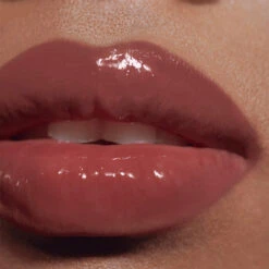Posh Gloss Haute Brillance 39 Posh Gloss Haute Brillance -OH MY CREAM! 202412 Victoria Beckham Beauty Posh Gloss Aperitivo Mannequin 2
