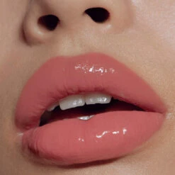 Posh Gloss Haute Brillance 35 Posh Gloss Haute Brillance -OH MY CREAM! 202412 Victoria Beckham Beauty Posh Gloss Bungalow Mannequin 2