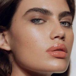 Posh Gloss Haute Brillance 33 Posh Gloss Haute Brillance -OH MY CREAM! 202412 Victoria Beckham Beauty Posh Gloss Picante Mannequin