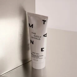 The Daily Shield SPF50 Crème Solaire Hydratante -OH MY CREAM! 2024 05 OMC MANTLE 3 carre