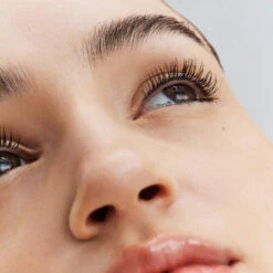 Featherlash Lifting Serum Mascara Volume 9 Featherlash Lifting Serum Mascara Volume -OH MY CREAM! 2024 08 Goop Mascara Featherlash Mannequin 3 Carre