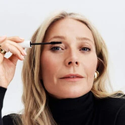 Featherlash Lifting Serum Mascara Volume 10 Featherlash Lifting Serum Mascara Volume -OH MY CREAM! 2024 08 Goop Mascara Featherlash Mannequin 5 Carre