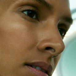 Youth Boost Peptide Sérum Booster De Jeunesse -OH MY CREAM! 2024 10 Goop Beauty Youth Boost Peptide Serum Mannequin3 Carre