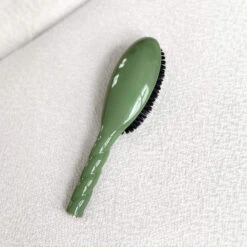 La Brosse N°02 L’indispensable Soin Et Démêlage Vert Amande -OH MY CREAM! 2024 10 La Bonne Brosse Brosse 02 Vert Amande Nature morte 2 Carre