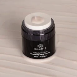 Retinol Therapy Renewing Hand Cream Crème Main Revitalisante 9 Retinol Therapy Renewing Hand Cream Crème Main Revitalisante -OH MY CREAM! 202501 Odacite RetinolTherapy RenewingHand Cream Lifestyle1