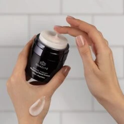Retinol Therapy Renewing Hand Cream Crème Main Revitalisante 10 Retinol Therapy Renewing Hand Cream Crème Main Revitalisante -OH MY CREAM! 202501 Odacite RetinolTherapy RenewingHand Cream Lifestyle Mannequin