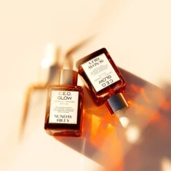 Sunday Riley C.E.O. Glow Vitamin C & Turmeric Face Oil Huile Visage Éclat -OH MY CREAM! 202507 SUNDAY RILEY CEO GLOW NATURE MORTE carre