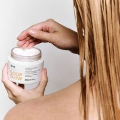 Nutrient Shinebath Hair Mask Masque Cheveux Nourrissant -OH MY CREAM! 230323CB goopglow Hair SHOT 04 1226 NUTRIENTHAIRMASK GOOP MANNEQUIN carre