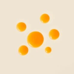 Le C-Bright Sérum Éclat à La Vitamine C -OH MY CREAM! LeCbright texture beigebackground WWM