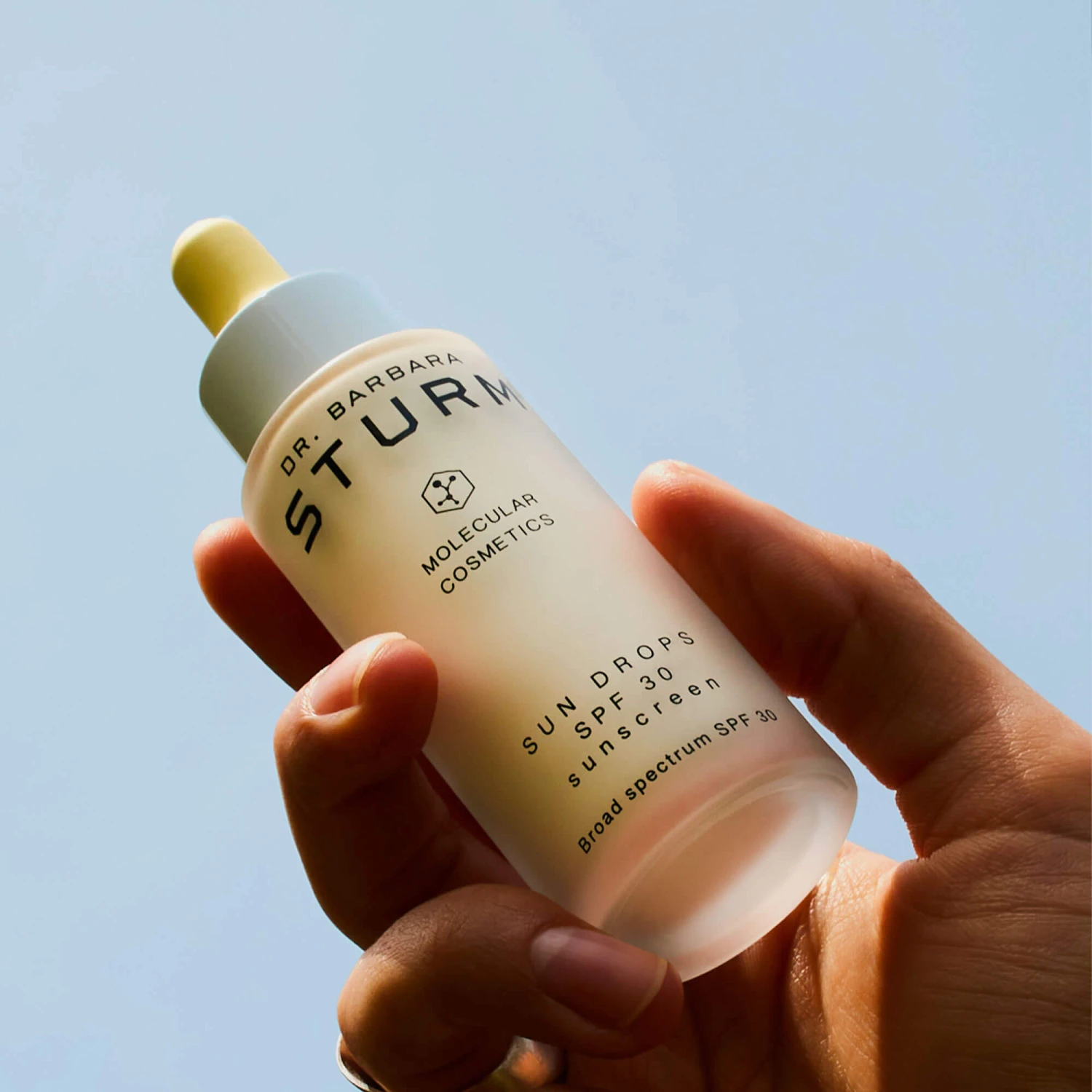 Dr. Barbara Sturm Sun Drop SPF30 Sérum Solaire 2 Dr. Barbara Sturm Sun Drop SPF30 Sérum Solaire – Image 2