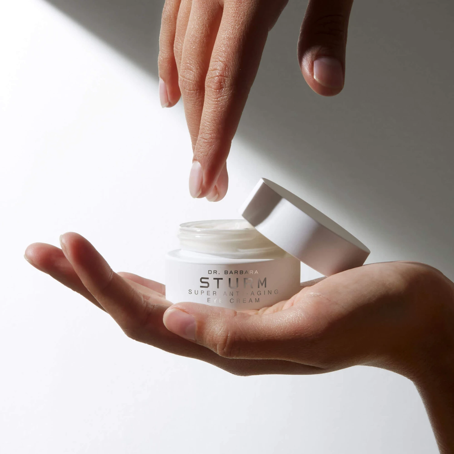 Dr. Barbara Sturm Super Anti-Aging Eye Cream Contour Des Yeux Anti-âge 3 Dr. Barbara Sturm Super Anti-Aging Eye Cream Contour Des Yeux Anti-âge – Image 3